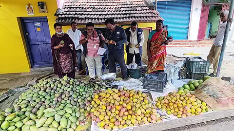 தருமபுரியில் உள்ள ஒரு பழக்கடையில் மாவட்ட உணவு பாதுகாப்புத்துறை அதிகாரிகள் பழங்களை ஆய்வு செய்த காட்சி.