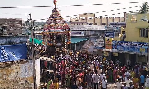 கொடுமுடி மகுடேஸ்வரர், வீரநாராயண பெருமாள் கோவில் தேரோட்டம் இன்று காலை நடந்தது. இதில் ஆயிரக்கணக்கான பக்தர்கள் கலந்து கொண்டு தேரை வடம் பிடித்து இழுத்தனர்.