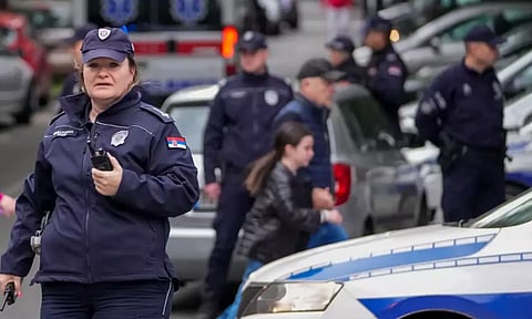 பள்ளியில் துப்பாக்கி சூடு - ஒன்பது பேர் உயிரிழப்பு!