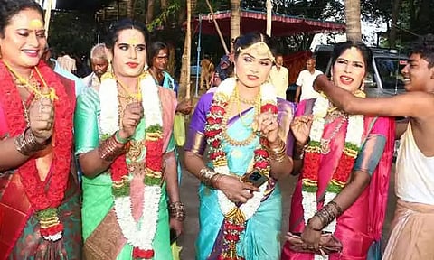 கூவாகம் கூத்தாண்டவர் கோவிலில் 27 பவுன் தங்க தாலியை காணிக்கையாக செலுத்திய திருநங்கைகள்