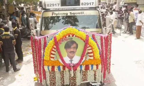 மறைந்த நடிகர் மனோபாலாவின் இறுதி ஊர்வலம் தொடங்கியது