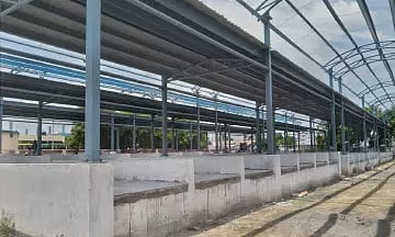 தினசரி மார்க்கெட் அமைக்கும் பணி நடைபெற்று வருவதை படத்தில் காணலாம்.&nbsp;