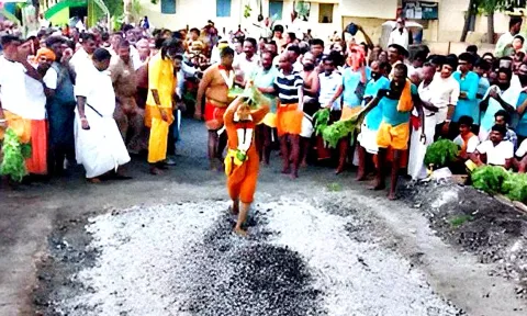 பக்தர்கள் பூக்குழி இறங்கிய காட்சி.