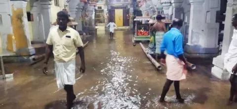 ராமேசுவரம் கோவிலில் புகுந்த மழைநீர் அகற்றம்
