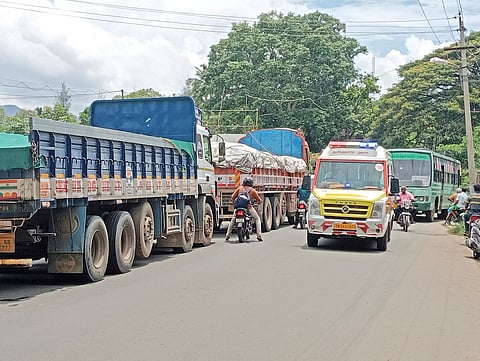 செங்கோட்டையில் போக்குவரத்து நெரிசலில் சிக்கி தவிக்கும் வாகனங்கள்.