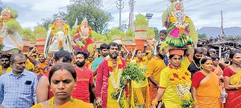 அக்னி சட்டி ஊர்வலம் நடைபெற்றபோது எடுத்த படம்.