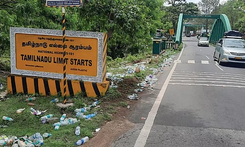 நீலகிரி கக்கநல்லா வனப்பகுதியில் குவிந்துள்ள பிளாஸ்டிக் கழிவுகள்