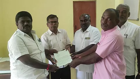 பாதிக்கப்பட்டவர்கள் பரமத்தி பேரூராட்சி இளநிலை உதவியாளர் அண்ணாதுரையிடம் மனு கொடுத்த போது எடுத்த படம்.