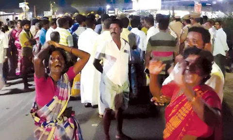குற்றவாளிகளை கைது செய்யக்கோரி உறவினர்கள் சாலை மறியலில் ஈடுப்பட்டனர்.