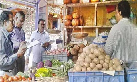 தஞ்சை பகுதி கடைகளில் தொழிலாளர் துறை அதிகாரிகள் திடீர் ஆய்வு