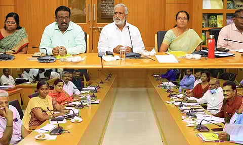 திருத்தணி முருகன் கோவிலில் மாற்றுப்பாதை-வசதிகள் மேம்படுத்த ஆய்வுக் கூட்டம்: அமைச்சர் சேகர்பாபு தலைமையில் நடந்தது