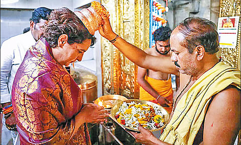 பா.ஜனதா அரசின் ஊழல் கொள்கையால் அத்தியாவசிய பொருட்களின் விலை உயர்வு: பிரியங்கா காந்தி