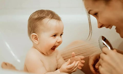 குளிப்பதற்கு அடம்பிடிக்கும் குழந்தைகளை மகிழ்ச்சியாக குளிக்கச் செய்யும் வழிகள்...