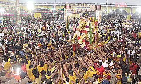 பச்சை பட்டு உடுத்தி வைகை ஆற்றில் இறங்கினார் கள்ளழகர்: 'கோவிந்தா... கோவிந்தா...' கோஷம் எழுப்பிய பக்தர்கள்