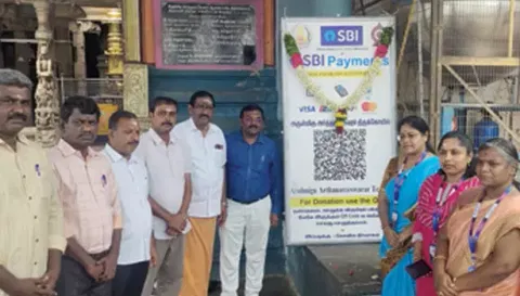 கோவில் வளாகத்தில் கியூ.ஆர். கோடு பலகை வைக்கப்பட்டுள்ள காட்சி.&nbsp;