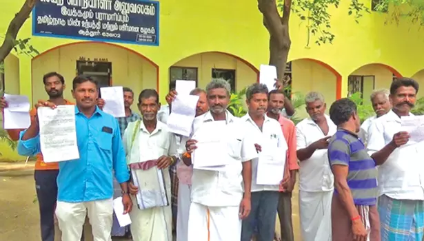 ஆத்தூர் மின்வாரிய அலுவலகத்தை விவசாயிகள் முற்றுகையிட்ட காட்சி.&nbsp;