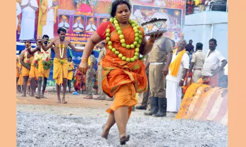 பெண் பக்தர் தீ மிதித்த காட்சி.&nbsp;