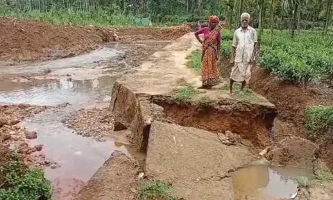 பந்தலூர் அருகே தரைப்பாலம் இடிந்து விழுந்ததால் கிராம மக்கள் தவிப்பு