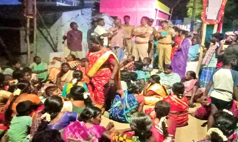 மறியலில் ஈடுபட்ட கிராமமக்களை படத்தில் காணலாம்.