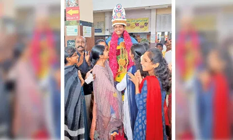 பள்ளி தாளாளர் திருமாறன் தலைமையில் ரெயில் நிலையத்தில் மாணவி அபிநயாவிற்கு மலர் கிரீடம் வைத்து வரவேற்பு அளிக்கப்பட்ட காட்சி.