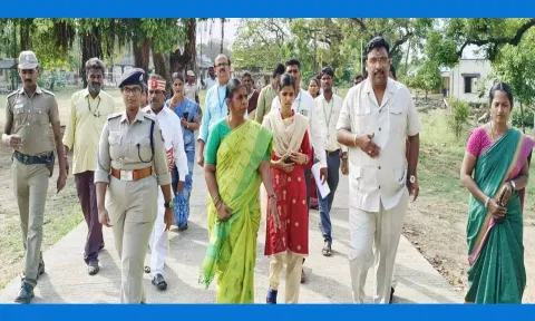 சிறுவர்கள் இல்லத்தில் தேசிய குழந்தைகள் உரிமைகள் பாதுகாப்பு ஆணைய உறுப்பினர் டாக்டர்.ஆர்.ஜி.ஆனந்த், கலெக்டர் வளர்மதி கலெக்டர் வளர்மதி ஆய்வு செய்த போது எடுத்த படம். உடன் போலீஸ் சூப்பிரண்டு  கிரண் ஸ்ருதி.