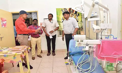 ரெட்டியார்பட்டி ஆரம்ப சுகாதார நிலையத்தில் தமிழ் வளர்ச்சி மற்றும் செய்திதுறை செயலாளர் செல்வராஜ் ஆய்வு செய்த காட்சி. அருகில் கலெக்டர் கார்த்திகேயன் உள்ளார்.