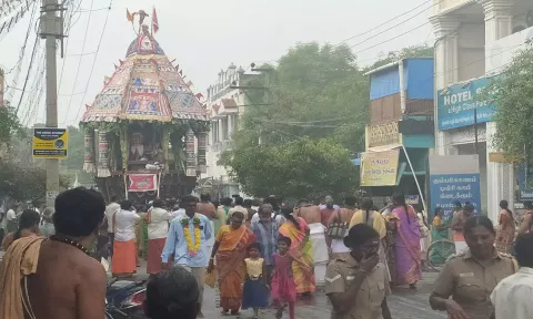 தேரோட்டம் நடந்த போது எடுத்த படம்.