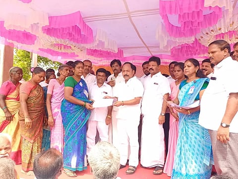 பள்ளிகொண்டா பேரூராட்சியில் ஏ.பி.நந்தகுமார் எம்.எல்.ஏ. நலத்திட்ட உதவிகள் வழங்கினார்.