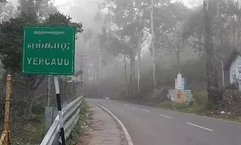 15 நாட்களுக்கு பின்னர் ஏற்காடு மலைப்பாதையில் மீண்டும் போக்குவரத்து தொடக்கம்
