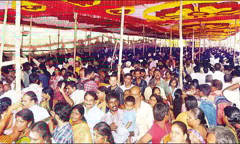 சாமி தரிசனம் செய்ய காத்திருந்த பக்தர்கள்.