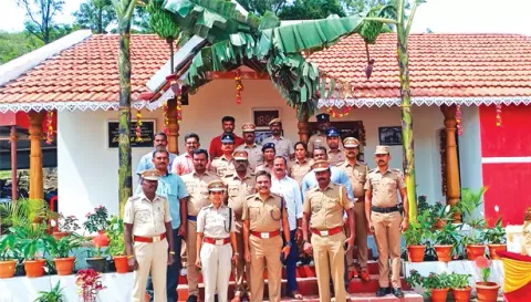 புதுப்பிக்கப்பட்ட காவல் நிலையம் முன்பு புகைப்படம் எடுத்துகொண்ட போலீஸ் அதிகாரிகள் மற்றும் போலீசார்.