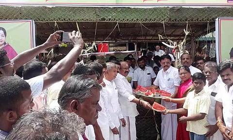 பொள்ளாச்சி ஜெயராமன்&nbsp; நீர்- மோர் பந்தலை திறந்து வைத்து தர்ப்பூசணி வழங்கிய காட்சி.&nbsp; &nbsp;