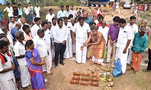 பாலம் அமைக்கும் பணிக்கான பூமி பூஜையை அமைச்சர் மூர்த்தி தொடங்கி வைத்தார். அருகில் கலெக்டர் அனீஷ்சேகர், வக்கீல் கலாநிதி மற்றும் பலர் உள்ளனர்.