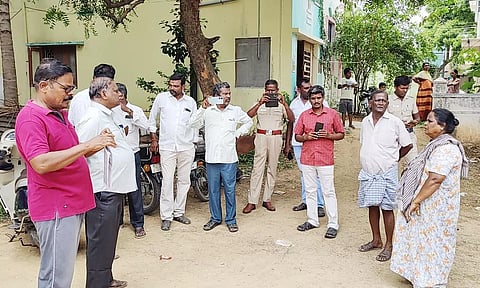 அதிகாரிகளை முற்றுகையிட்ட பொதுமக்களை படத்தில் காணலாம்.