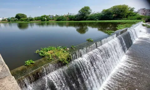 ஈரோடு மாவட்டத்தில் பெய்த தொடர்மழை காரணமாக சூரம்பட்டி வலசு அணைக்கட்டுக்கு நீர்வரத்து அதிகரித்து நிரம்பியது.