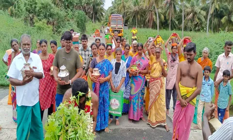 சொக்கநாதபாளையம் மாரியம்மன் கோவிலுக்கு பக்தர்கள் தீர்த்த குடங்கள் எடுத்து வந்த போது எடுத்த படம்.
