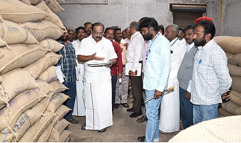 கேத்தி, மசினகுடி பகுதிகளில் ரேஷன் கடைகளில் அமைச்சர்கள் திடீர் ஆய்வு