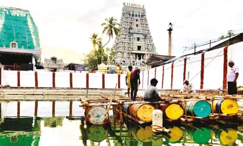 தெப்பம் கட்டுமானம் நடைபெறும் காட்சி
