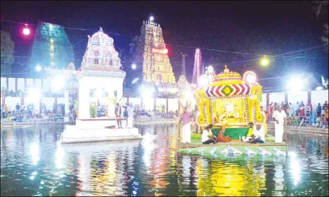 தெப்பதேர் பவனி நடைபெற்ற காட்சி