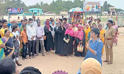 கடலூரில் இணையவழி குற்றங்கள் தடுப்பது குறித்து போலீசார் பொதுமக்களுக்கு விழிப்புணர்வு ஏற்படுத்திய காட்சி.