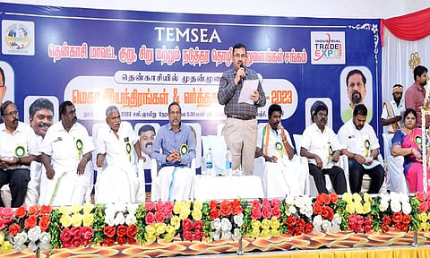 கண்காட்சியில் கலெக்டர் ரவிச்சந்திரன் பேசியபோது எடுத்தபடம்.