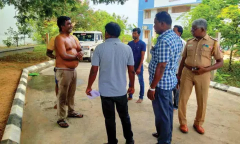 ஆரோவில் போலீஸ் துணை சூப்பிரண்டு அலுவலக வளாகத்தில் தீக்குளிக்க முயன்ற சுப்பராயனிடம் போலீசார் விசாரணை நடத்திய காட்சி.