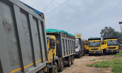 களியக்காவிளை அருகே கனிமவளங்களை அதிகபாரம் ஏற்றி கேரளாவிற்கு கடத்தி சென்ற 7 வாகனங்கள் பறிமுதல்