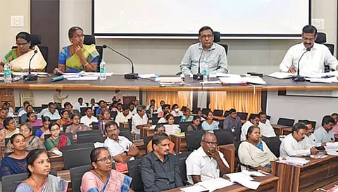 கூட்டத்தில் பங்கேற்ற கலெக்டர் மற்றும் அதிகாரிகளை படத்தில் காணலாம்.