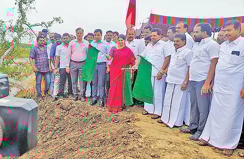 கோரம்பள்ளம் குளத்தில் தூர்வாரும் பணியை கனிமொழி எம்.பி. தொடங்கி வைத்த காட்சி. அருகில் அமைச்சர் அனிதா ராதாகிருஷ்ணன், கலெக்டர் செந்தில்ராஜ், மேயர் ஜெகன் பெரியசாமி, எம்.எல்.ஏ. சண்முகையா மற்றும் பலர் உள்ளனர்.&nbsp;