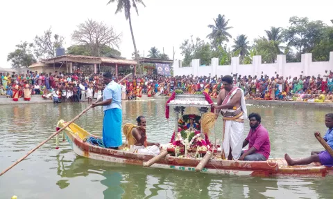 கடலூர் புது வண்டிபாளையத்தில் அப்பர் கரையேறும் ஐதீக நிகழ்ச்சியில் திரளான பக்தர்கள் சாமி தரிசனம் செய்த காட்சி.