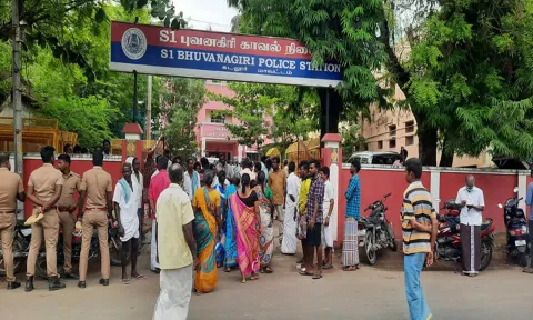 புவனகிரி போலீஸ் நிலையத்தில் குவிந்த பொதுமக்களை படத்தில் காணலம்.