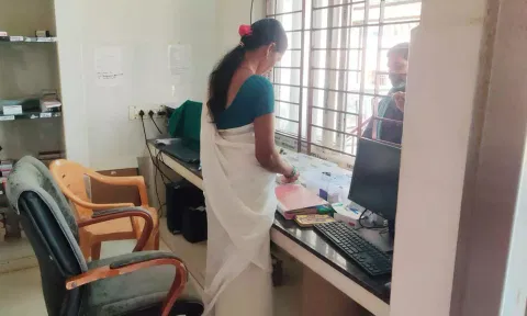 ஒரே ஒரு செவிலியர் மட்டும் பணியில் உள்ளார். அதனை படத்தில் காணலாம்.&nbsp;
