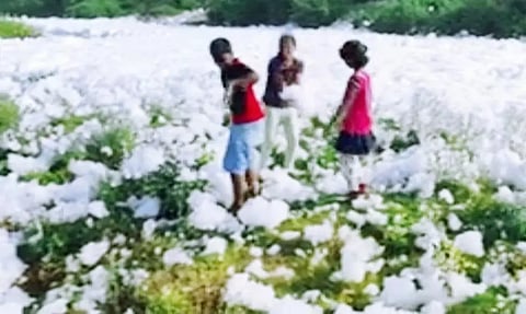 ரசாயன நுரையில் விளையாடி மகிழும் குழந்தைகள்.