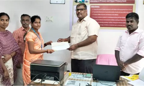 இல்லம் தேடி கல்வி மைய தன்னார்வலருக்கு சான்றிதள், ஊக்கத்தொகை வழங்கப்பட்டது.